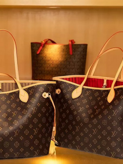 Shop online bag with a distinctive design